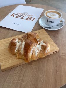 À mesa na Croissant Kelbi